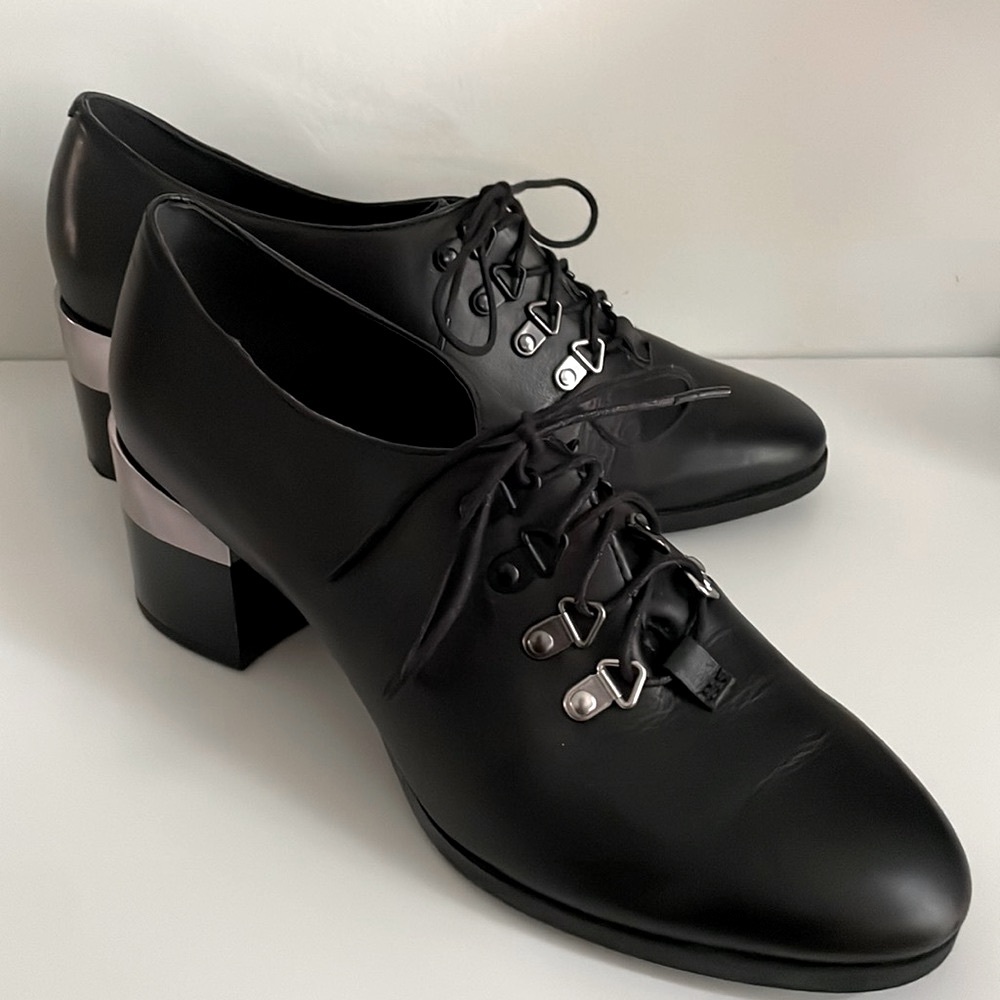 EUC Camper EU 39 heeled, lace-up Oxford shoes. Smooth, black leather.